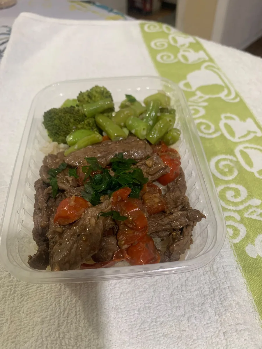 Tiras de alcatra temperada com tomate cereja  acompanha Arroz e Feijão carioca
